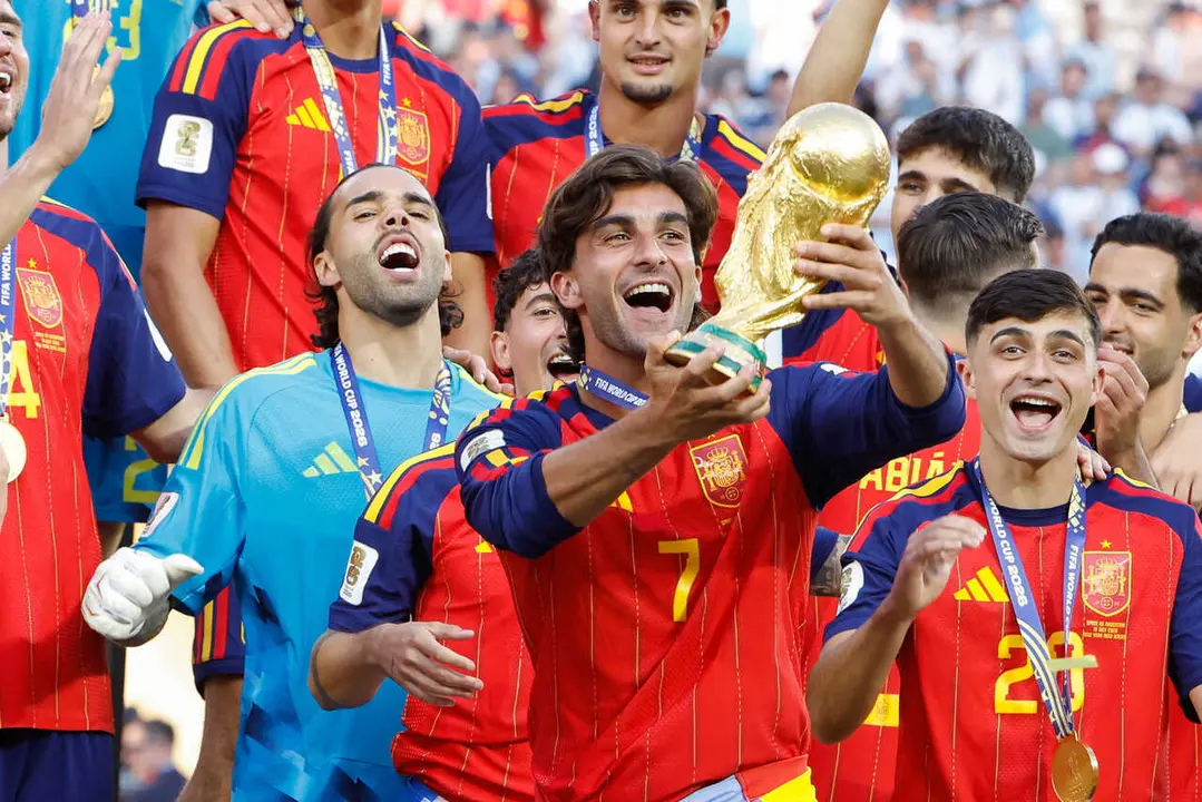 Winning goal scorer Ferran Torres #7 of Spain lifts the trophy following the FIFA World Cup 2026 Final football match between Spain and Argentina on July 19, 2026 at New York New Jersey Stadium, MetLife Stadium in East Rutherford, New Jersey, United States - Photo Jean Catuffe / DPPI