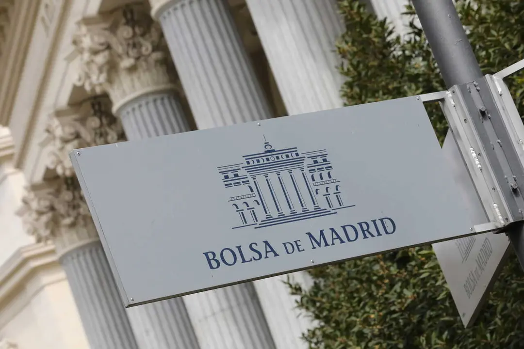Archivo - Cartel colocado en las inmediaciones del edificio de La Bolsa de Madrid (Espa&ntilde;a)