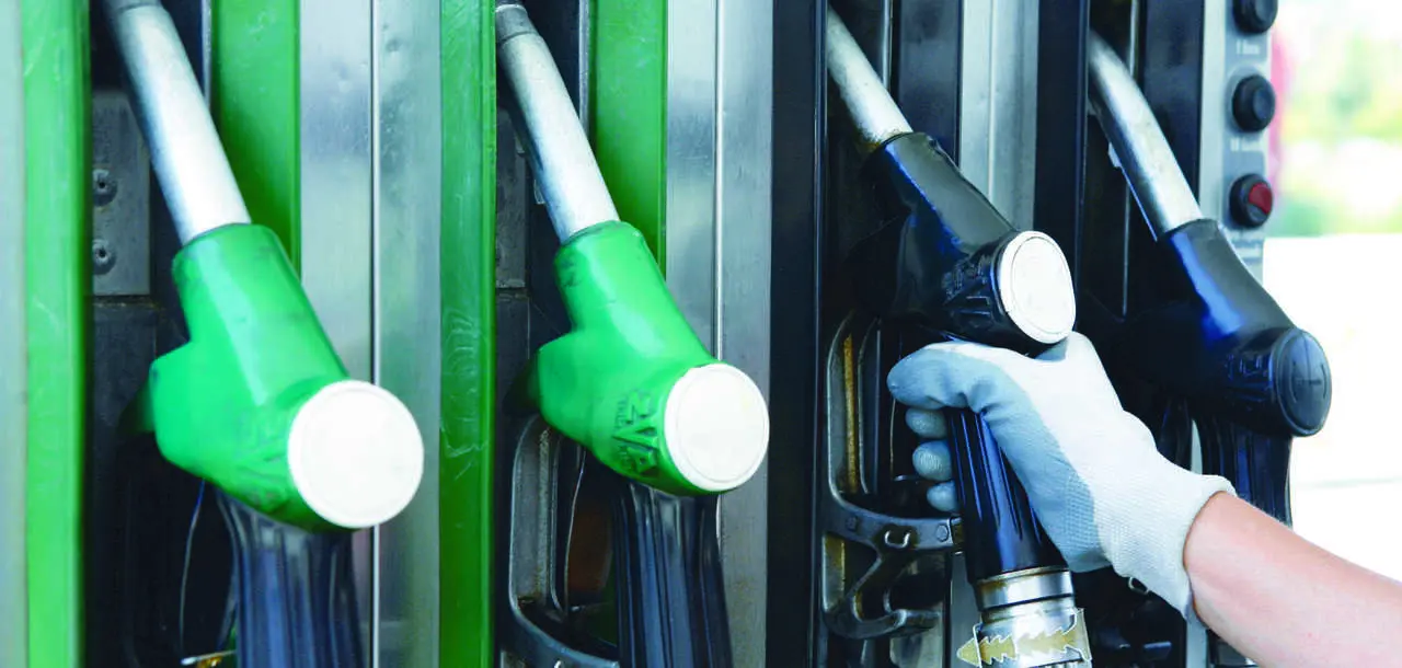 Archivo - Surtidores en una gasolinera