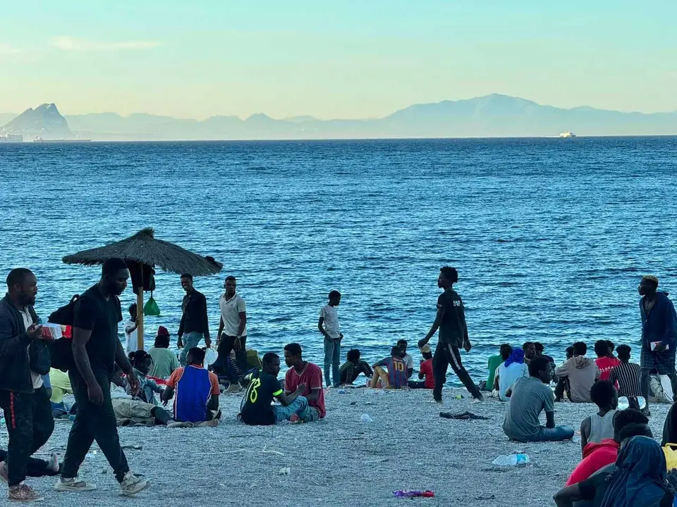 Varios migrantes en la playa del Trampol&iacute;n, a 3 de agosto de 2026, en Ceuta (Espa&ntilde;a).