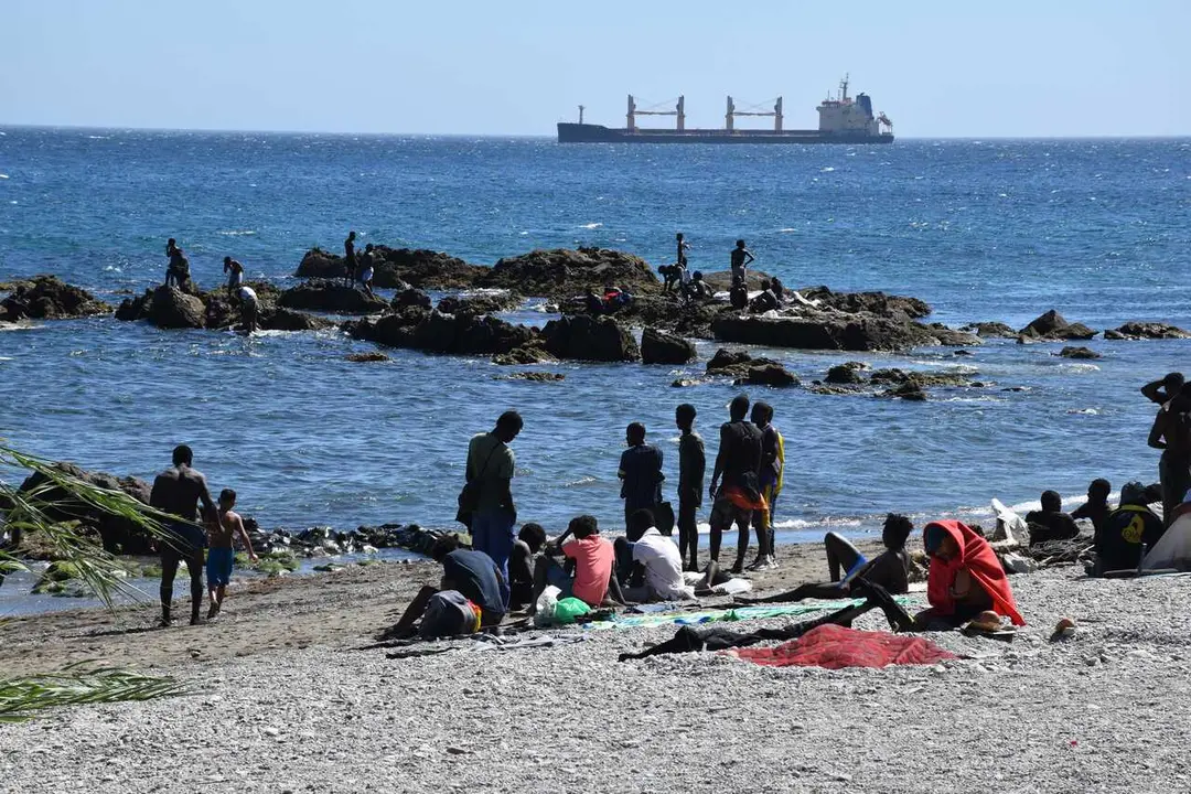 Varias personas en la playa del Trampol&iacute;n, a 5 de agosto de 2026, en Ceuta (Espa&ntilde;a).