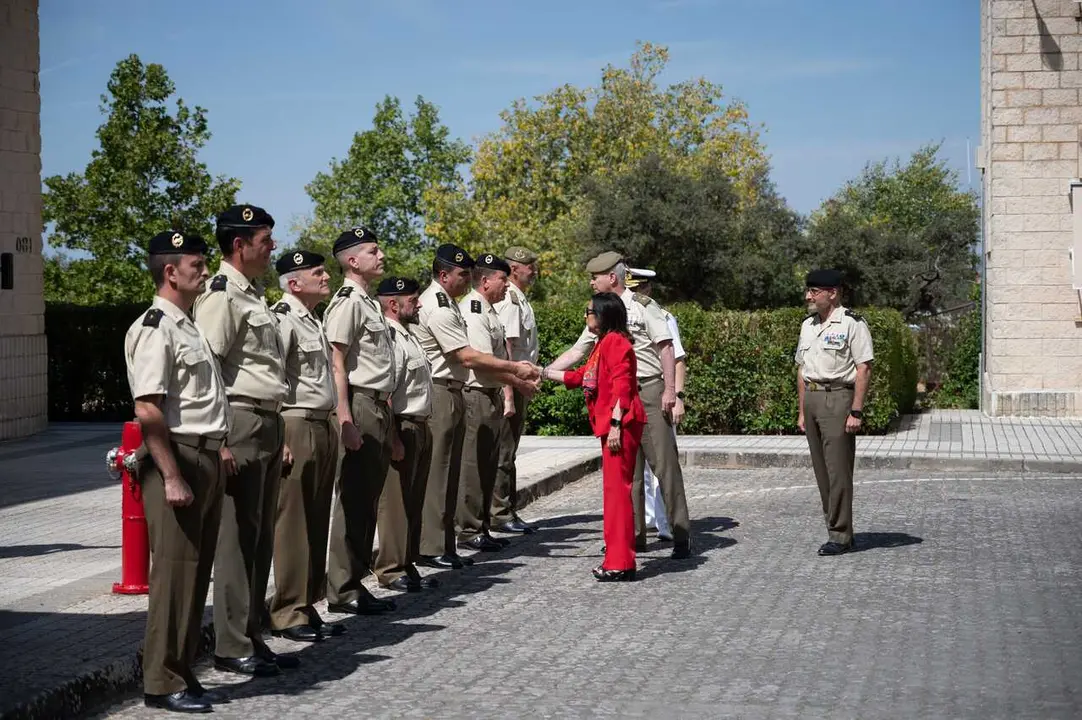 La ministra de Defensa, Margarita Robles (c), durante un acto institucional y militar, a 13 de julio de 2026, en B&oacute;toa, Extremadura (Espa&ntilde;a), en una visita de inspecci&oacute;n a las instalaciones de la Brigada &lsquo;Extremadura&rsquo; XI en la Base General Menacho.