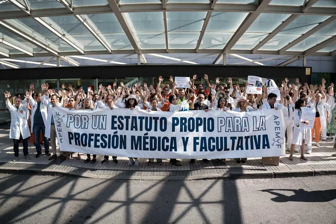 Archivo - M&eacute;dicos y facultativos durante una concentraci&oacute;n frente al Hospital Puerta de Hierro, a 17 de junio de 2026, en Majadahonda, Madrid (Espa&ntilde;a).