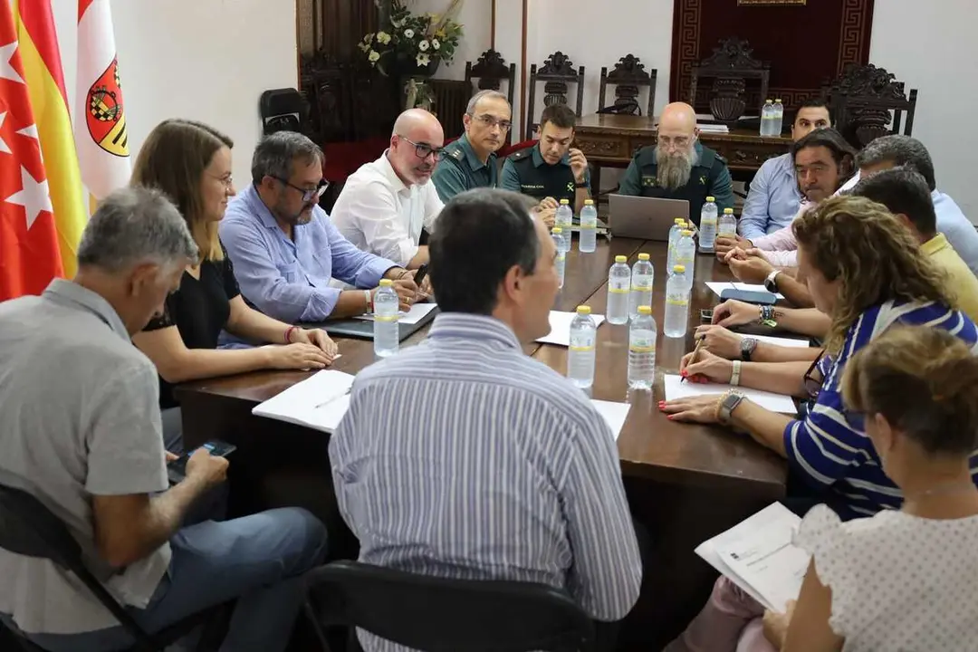 El delegado del Gobierno en Madrid, Francisco Mart&iacute;n, durante una reuni&oacute;n en Cenicientos con alcaldes de municipios afectados por el incendio forestal de la Sierra Oeste