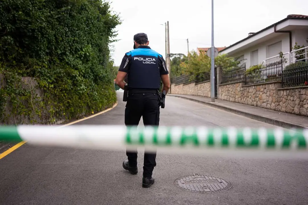 Un polic&iacute;a municipal vigila un cord&oacute;n policial, a 5 de agosto de 2026, en Llanes, Asturias (Espa&ntilde;a), agente de la Guardia Civil de Llanes ha fallecido este mi&eacute;rcoles tras ser disparada por su expareja.