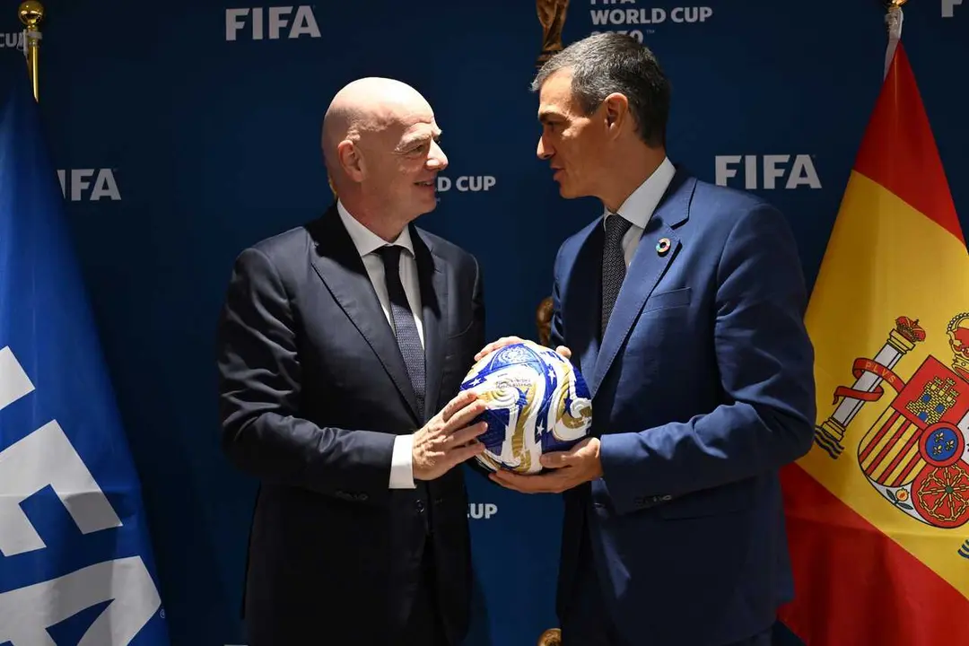 Archivo - El presidente del Gobierno, Pedro S&aacute;nchez, durante un encuentro con el presidente de la FIFA, Gianni Infantino