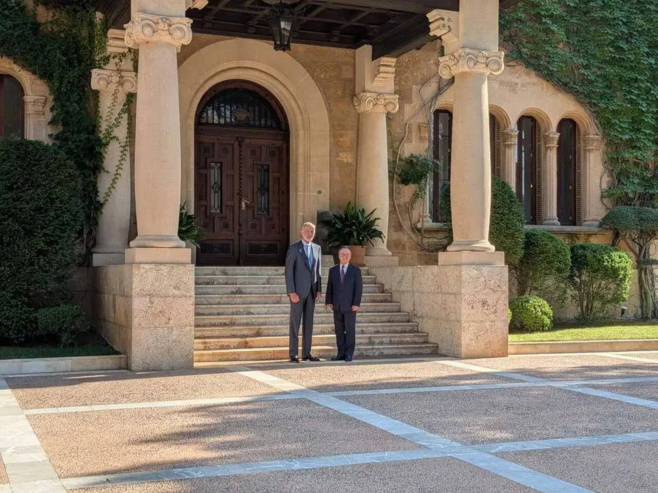 El Rey Felipe VI y el presidente de la Ciudad Aut&oacute;noma de Ceuta, Juan Jes&uacute;s Vivas, a las puertas del Palacio de Marivent.