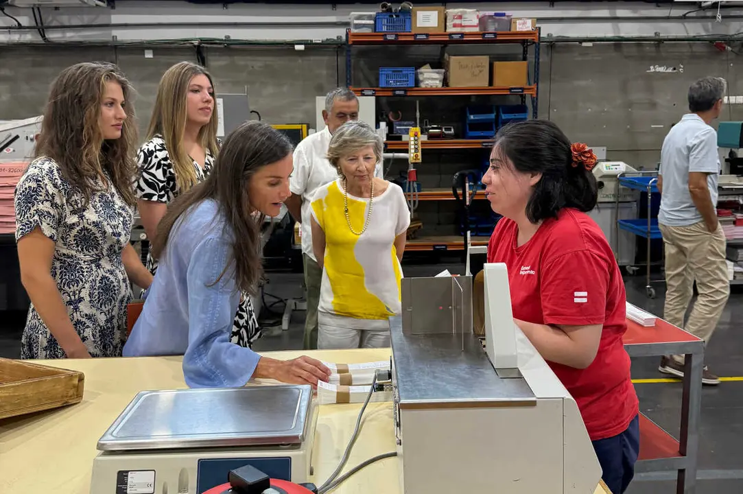 La Reina Letizia, la Princesa Leonor y la Infanta Sof&iacute;a visitan por sorpresa la Casa Esment.