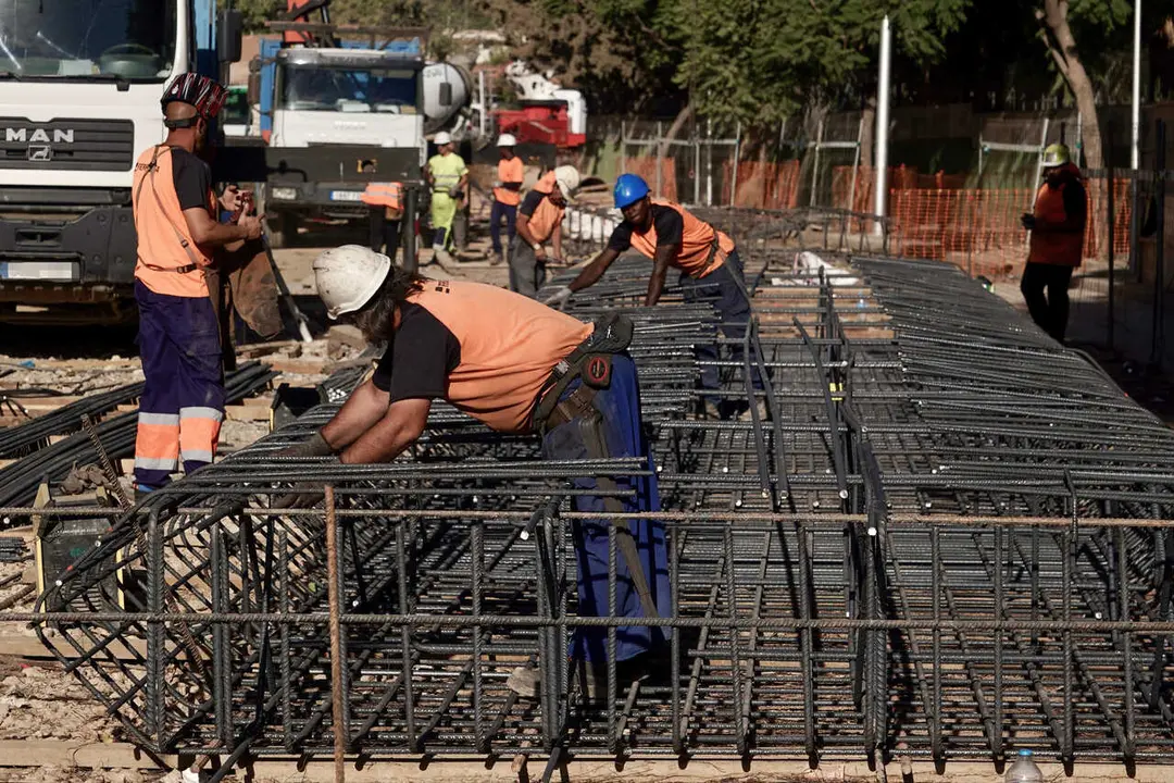 Archivo - Operarios de la construcci&oacute;n trabajando en unas obras