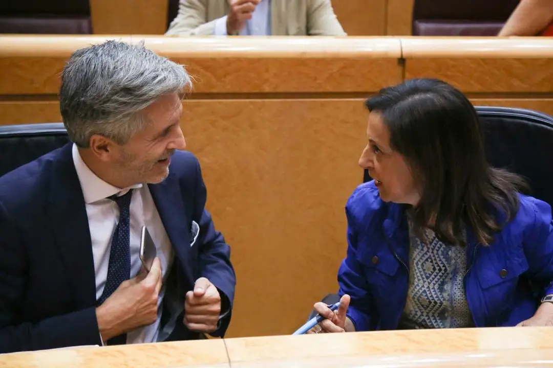 Archivo - El ministro de Interior Fernando Grande- Marlaska y la ministra de Defensa Margarita Robles en la sesi&oacute;n de control al Gobierno en el Senado del 25 de septiembre de 2018