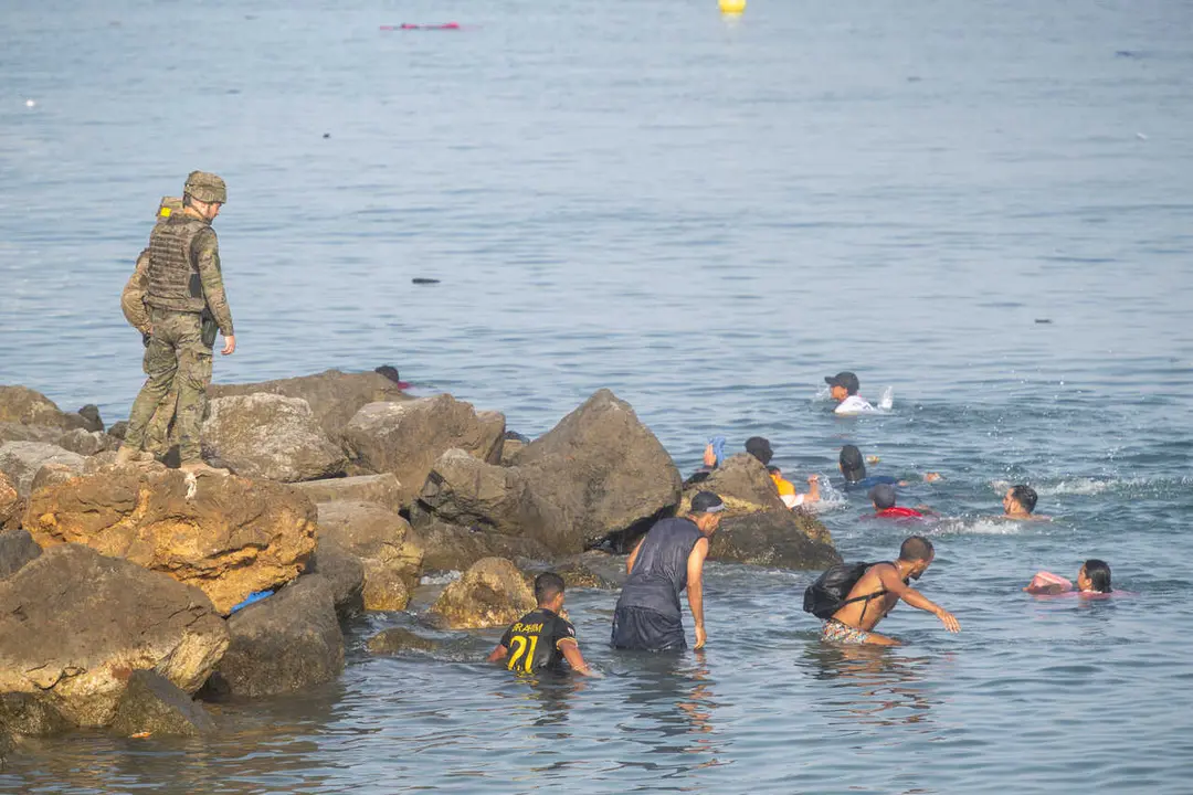 MIlitares vigilando la llegada de migrantes en Ceuta 