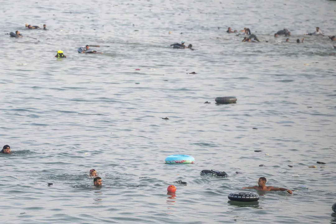 Varios migrantes en el agua tratan de traspasar la frontera entre Ceuta y Marruecos, a 31 de julio de 2026.