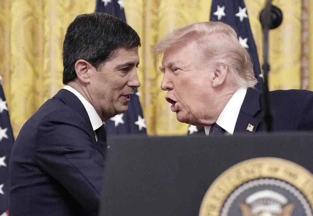 Archivo - May 22, 2026, Washington, District Of Columbia, USA: United States President Donald J Trump, right, shakes hands with Kevin Warsh, Chair of the Board of Governors of the Federal Reserve System after Warsh took the oath of office the East Room of