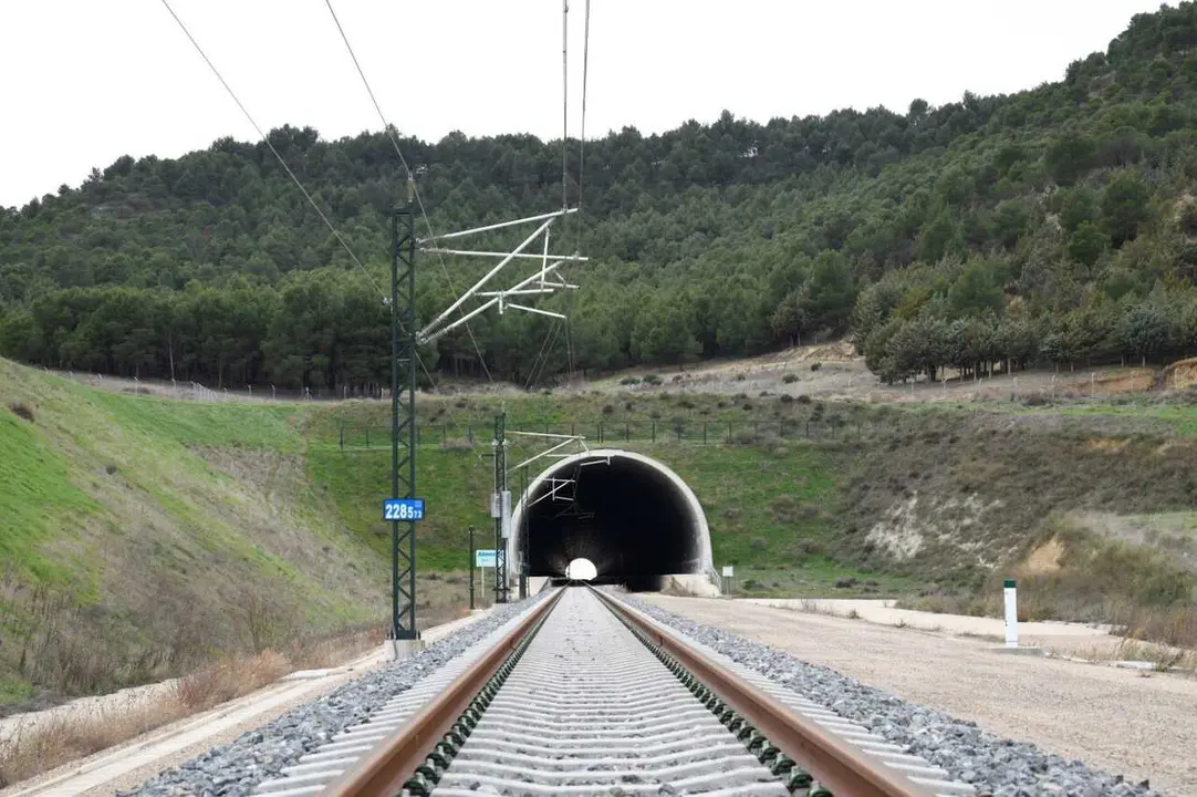 Archivo - T&uacute;nel del Almendro (Palencia).