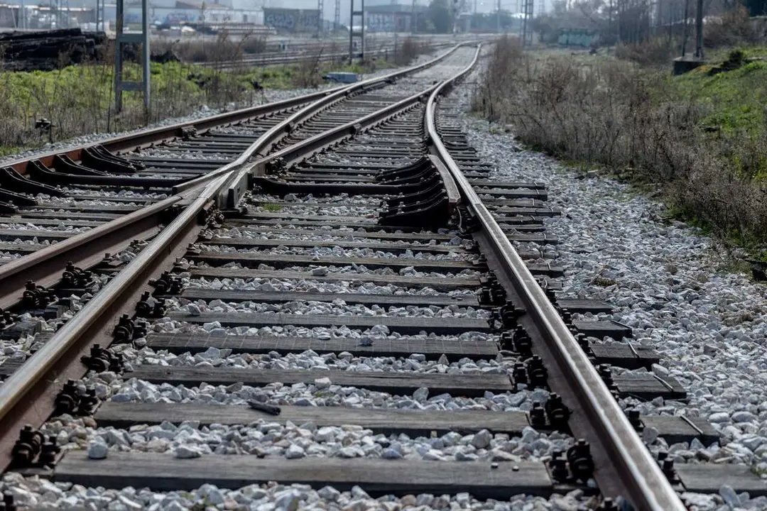 Archivo - V&iacute;as de tren