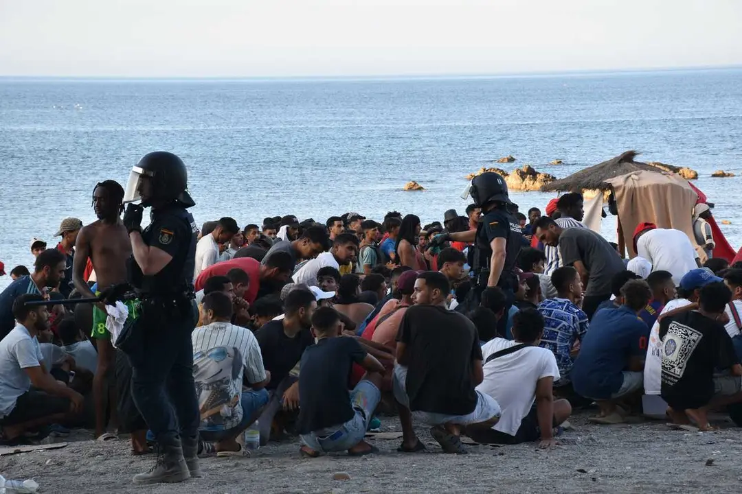 Cientos de personas migrantes reciben atenci&oacute;n sanitaria de profesionales del INGESA y voluntarios de Cruz Roja, en la playa del Trampol&iacute;n, a 7 de agosto de 2026, en Ceuta (Espa&ntilde;a). Profesionales del Instituto Nacional de Gesti&oacute;n Sanitaria (INGESA) y volu