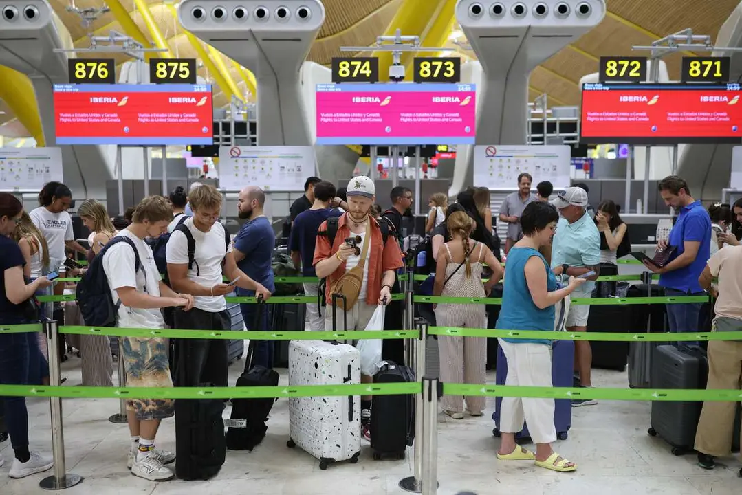 Pasajeros en el aeropuerto Adolfo Su&aacute;rez Madrid-Barajas durante la segunda operaci&oacute;n salida del verano, a 17 de julio de 2026, en Madrid (Espa&ntilde;a).