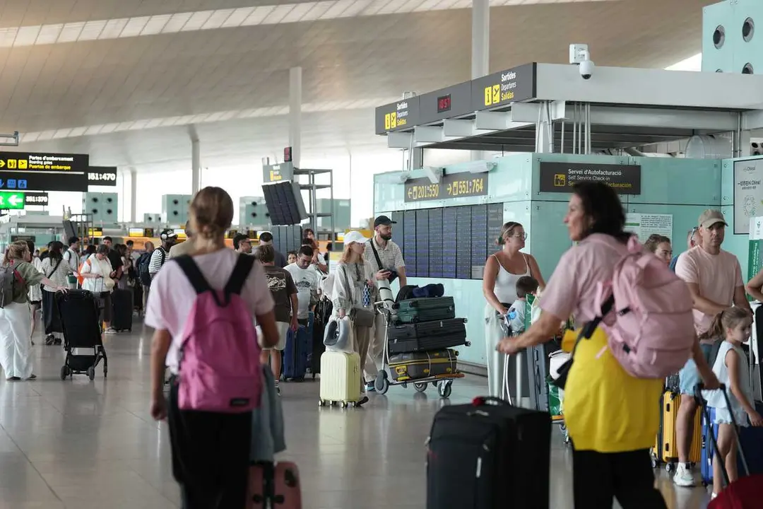Decenas de personas en colas ocasionadas por la huelga de trabajadores de  handling, en el Aeropuerto Josep Tarradellas Barcelona-El Prat, a 4 de agosto de 2026 en Barcelona, Catalunya (Espa&ntilde;a). El sindicato CGT ha convocado una huelga indefinida en la em