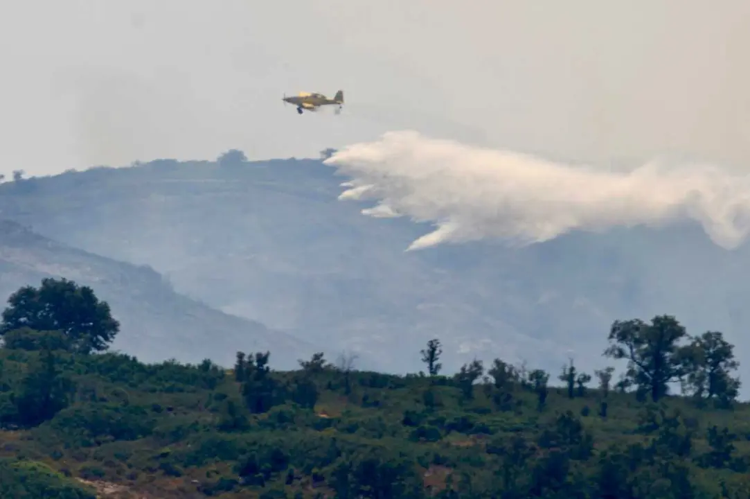 Un avi&oacute;n durante las labores de extinci&oacute;n de un incendio forestal, a 8 de agosto de 2026, en T&iacute;rig, Castell&oacute;n, Comunidad Valenciana (Espa&ntilde;a). 
