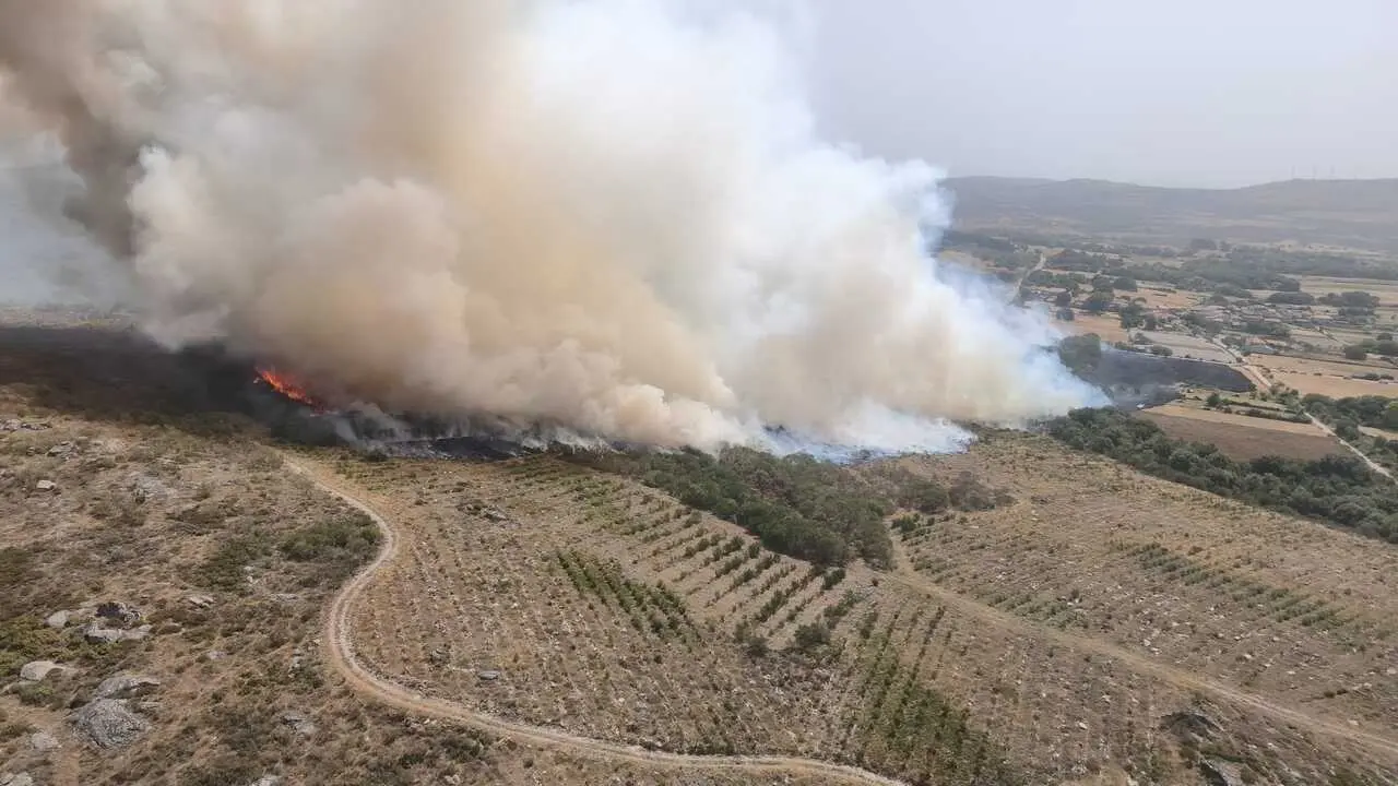 Incendio en Baltar (Ourense), en una imagen tomada por la BRIF de Laza en su desplazamiento hacia el incendio, a 8 de agosto de 2026.