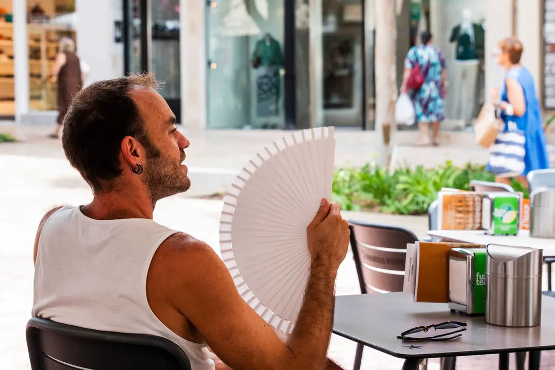 Jornada de intenso calor con m&aacute;ximas de 44&ordm;C en Almer&iacute;a. A 24 de julio de 2026 en Almer&iacute;a (Andaluc&iacute;a, Espa&ntilde;a). La Agencia Estatal de Meteorolog&iacute;a (Aemet) ha activado para este viernes el aviso rojo por altas temperaturas en la provincia de Almer&iacute;a, un niv