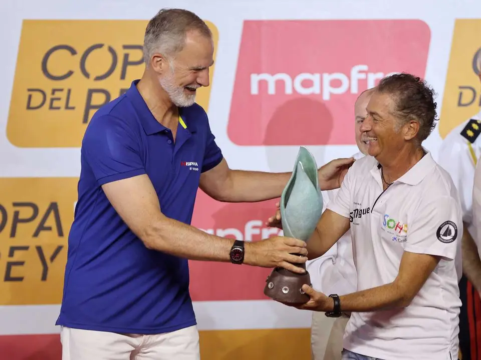 El Rey Felipe VI junto a Javier Banderas durante la entrega de premios de la 44&ordf; Copa del Rey de Vela Mapfre en el Palacio de La Almudaina, a 8 de agosto de 2026, en Palma de Mallorca (Islas Baleares, Espa&ntilde;a). Se trata de unas de las regatas m&aacute;s importantes del Mediterr&aacute;neo, que ha cumplido las previsiones de participaci&oacute;n, conformando seis clases altamente competitivas y superando ya el centenario de equipos inscritos, que representan a cerca de una veintena de pa&iacute;ses, con casi un millar de regatistas en una competici&oacute;n que comienza el martes 4 y termina el s&aacute;bado 8 de agosto.

Ra&uacute;l Terrel / Europa Press
PREMIOS;REGATAS;VELA;BARCOS
08/8/2026
