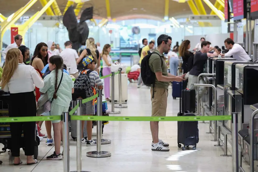 Archivo - Viajeros en el Aeropuerto Adolfo Su&aacute;rez Madrid-Barajas, a 3 de julio de 2026, en Madrid (Espa&ntilde;a).