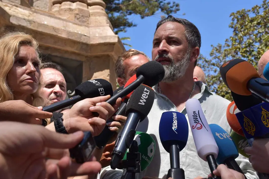 El presidente de VOX, Santiago Abascal, atiende a los medios, en la plaza de &Aacute;frica, a 2 de agosto de 2026, en Ceuta (Espa&ntilde;a). El presidente de VOX se encuentra en Ceuta para abordar las consecuencias de la crisis migratoria.