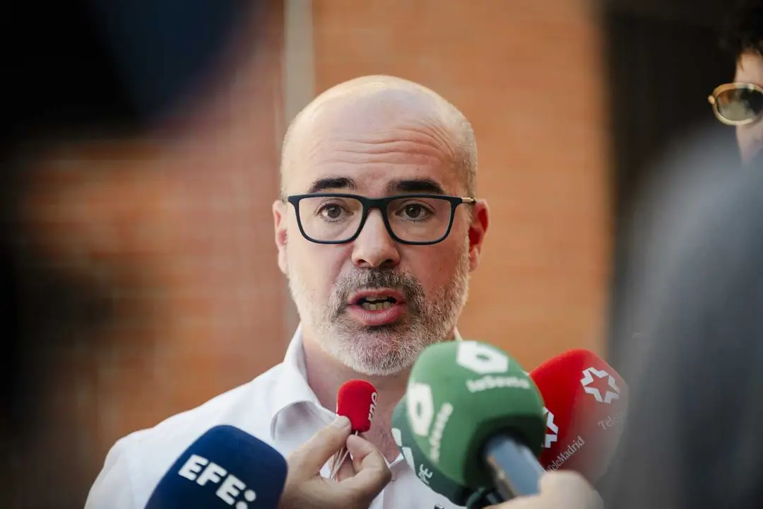 El delegado del Gobierno de Espa&ntilde;a en la Comunidad de Madrid, Francisco Mart&iacute;n, ofrece declaraciones a los medios tras reunirse con los alcaldes de los municipios afectados por los incendios, a 6 de agosto de 2026, en Madrid (Espa&ntilde;a). El delegado de gobie