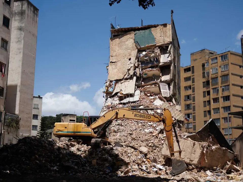 July 17, 2026, Caracas, Venezuela : Municipal work crews and heavy machinery continue clearing debris from buildings damaged by the June 24 earthquake in Caracas. Operations remain focused on the Moises Building in the Libertador municipality and the Petunia Building in the Chacao municipality, two of the structures most severely affected by the earthquake. At the Moises Building in the San Bernardino district, crews are carrying out road clearance and sanitation work after search and rescue operations at the site were completed. (Credit Image: � Mario Flores/JNA via ZUMA Press Wire)