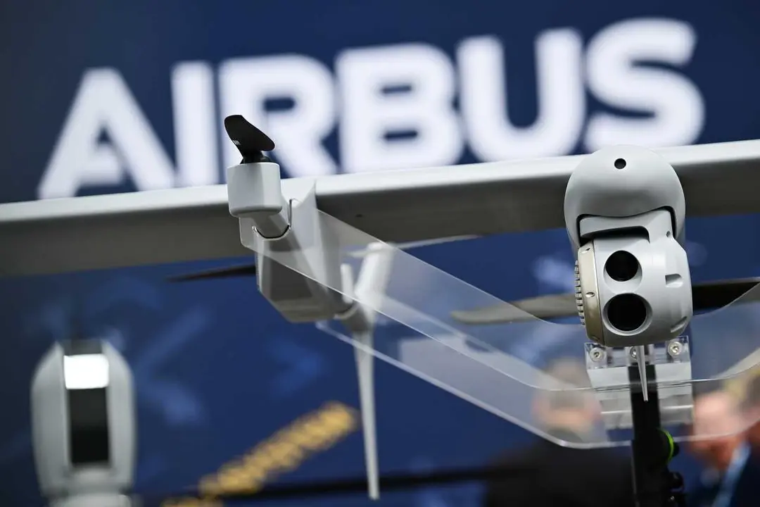 Archivo - FILED - 12 June 2026, Brandenburg, Schoenefeld: The 'Airbus' logo can be seen behind a drone at the Berlin ExpoCenter Airport during the International Aerospace Exhibition (ILA). Photo: Sebastian Christoph Gollnow/dpa