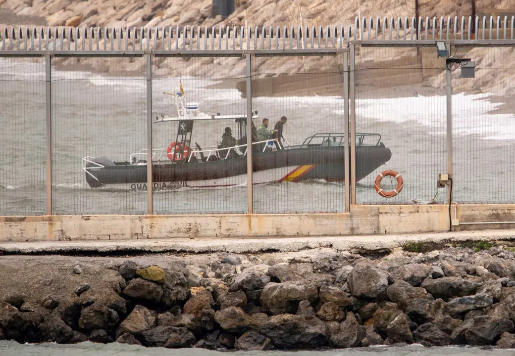 Archivo - Una patrulla del Servicio Mar&iacute;timo de la Guardia Civil rescata a un migrante avistado frente a la playa del Tarajal, a 2 de enero de 2026, en Ceuta (Espa&ntilde;a). El hombre, ataviado con un neopreno se encontraba a unas tres millas de distancia cuand