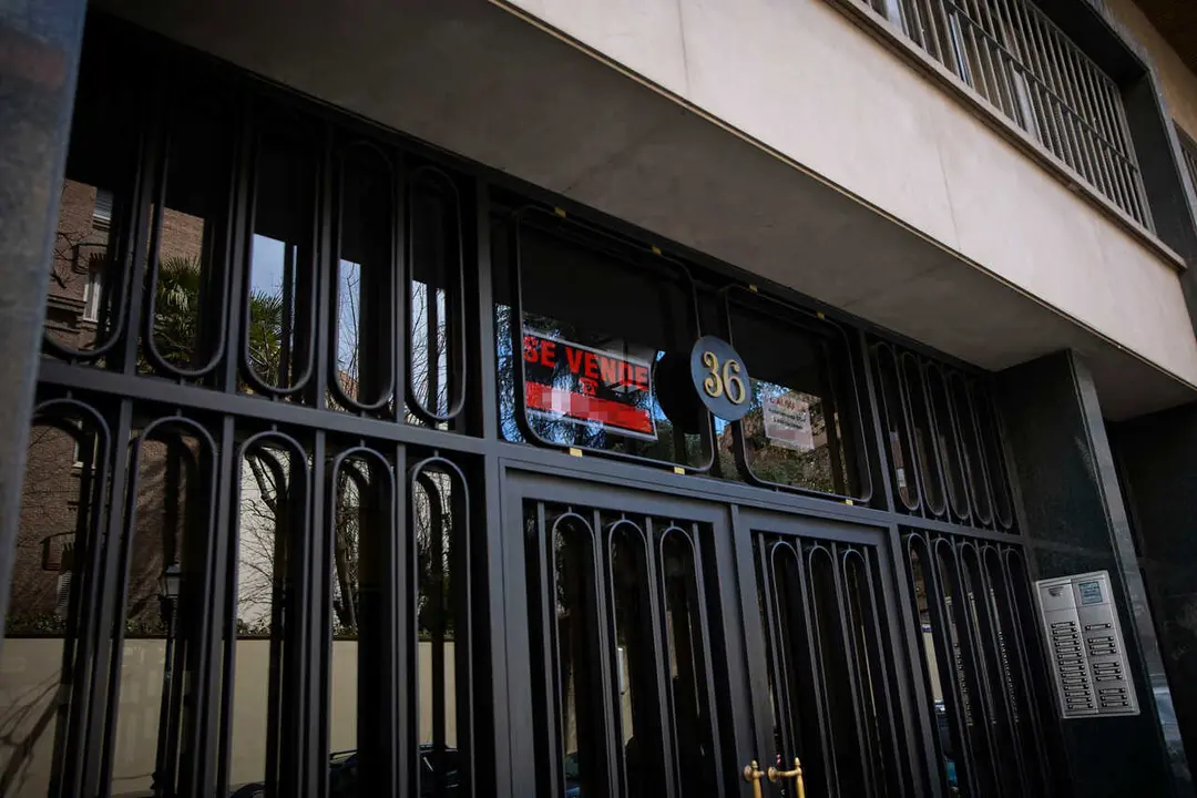 Archivo - Carteles de venta de pisos de segunda mano en un portal