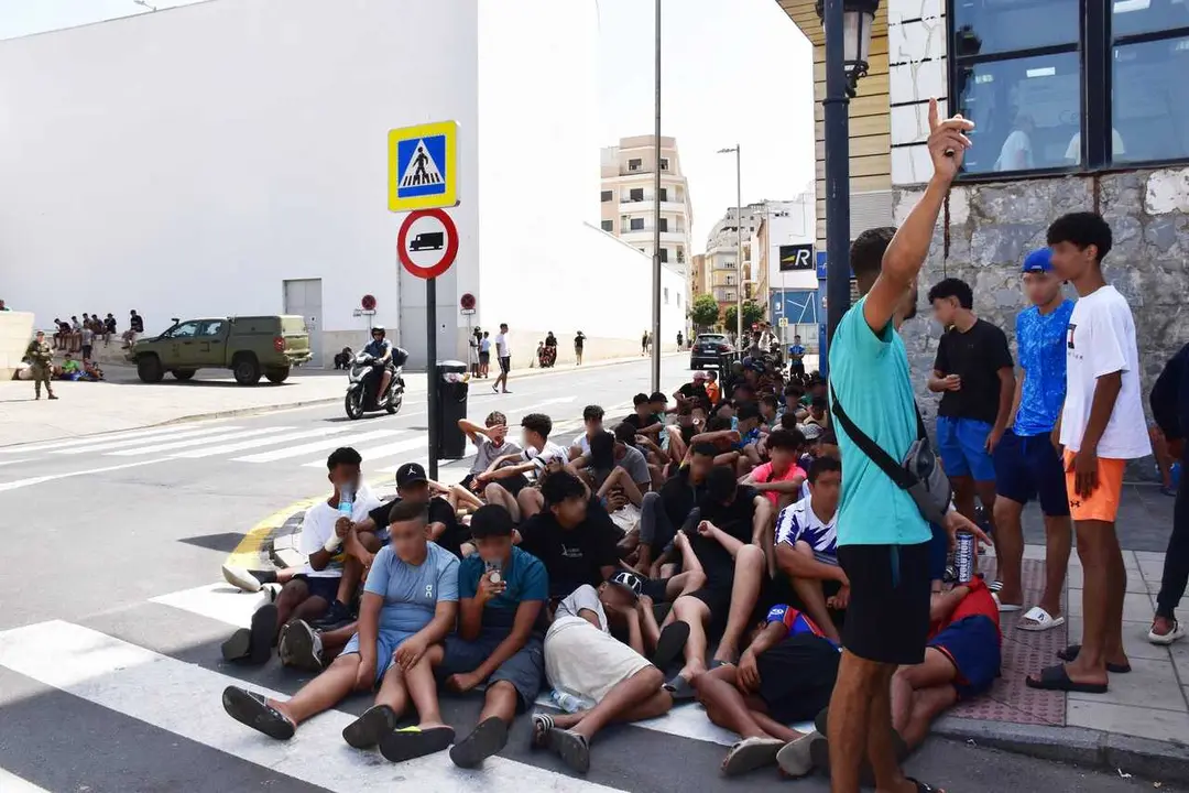 Un grupo de menores espera para ser filiado en una comisar&iacute;a de la Polic&iacute;a Nacional, a 10 de agosto de 2026, en Ceuta (Espa&ntilde;a). 