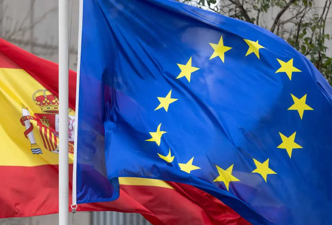 Archivo - La bandera de Espa&ntilde;a y de la Uni&oacute;n Europea ondean en la Sede de la SEPI, a 7 de febrero de 2025, en Madrid (Espa&ntilde;a). 