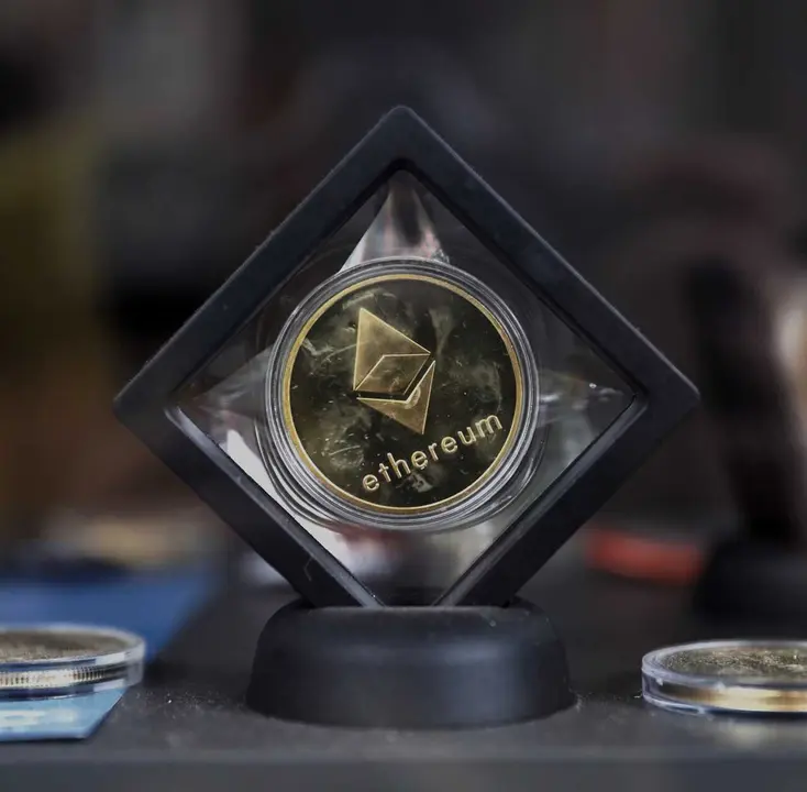 Archivo - Una criptomoneda de ethereum, a 14 de septiembre de 2022, en Madrid (Espa&ntilde;a). Ethereum ha adelantado su fusi&oacute;n, y con ella cambiar&aacute; su protocolo a &lsquo;proof of stake&rsquo;, una actualizaci&oacute;n llamada &lsquo;Ethereum Merge'. Esta actualizaci&oacute;n permite que la cr