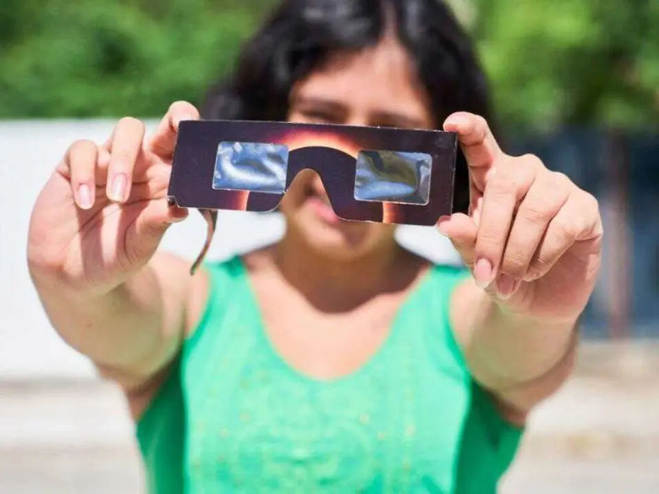 Mujer con gafas para el eclipse del 12 de agosto