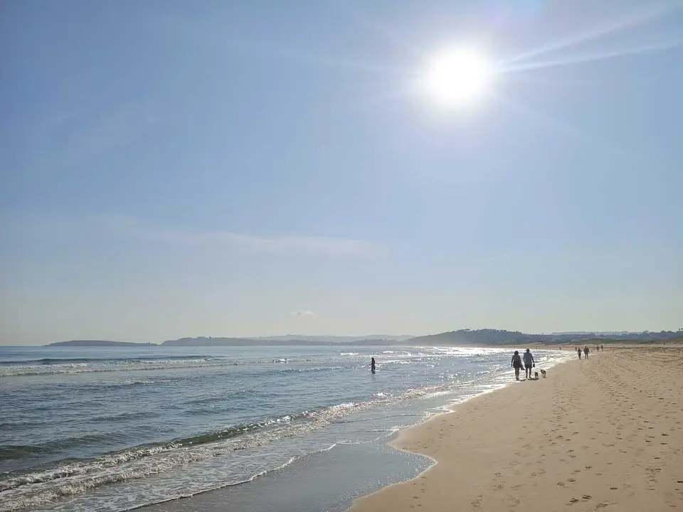 Playa de somo. Sol. Calor. Verano. Arena. Mar. Vacaciones. Turismo de costa.