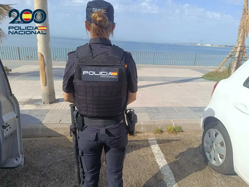 
<p>Habr&aacute; un dispositivo espec&iacute;fico para evitar el vuelo no autorizado de drones o aeronaves no tripuladas</p>
<p>   MADRID, 12 (EUROPA PRESS)</p>
<p>   La Polic&iacute;a Nacional va a desplegar unos 9.400 agentes para garantizar la seguridad de los asistentes al eclipse solar que tendr&aacute; lugar este mi&eacute;rcoles, en un dispositivo organizado bajo la coordinaci&oacute;n y direcci&oacute;n de la Comisar&iacute;a General de Seguridad Ciudadana.</p>
<p>   Seg&uacute;n han informado a trav&eacute;s de una nota de prensa, cada Jefatura Superior ha elaborado un dispositivo propio adaptado a sus caracter&iacute;sticas territoriales y a sus necesidades espec&iacute;ficas para evitar que la singular afluencia de visitantes y observadores derive en incidentes que puedan afectar a la seguridad p&uacute;blica.</p>
<p>    As&iacute;, los agentes se encargar&aacute;n de vigilar los principales puntos de observaci&oacute;n, evitar la saturaci&oacute;n o el colapso en los accesos a los miradores o zonas elevadas as&iacute; como el bloqueo de v&iacute;as de emergencia.</p>
<p>    Adem&aacute;s se priorizar&aacute; la presencia en aquellas zonas o lugares donde se prev&eacute; una afluencia relevante de visitantes como &aacute;reas de estacionamiento o nodos de transporte.</p>
<p>    Los diferentes dispositivos establecidos estar&aacute;n conformados, principalmente, por agentes de seguridad ciudadana especializados en el mantenimiento del orden p&uacute;blico, y que contar&aacute;n con el apoyo de otras especialidades policiales.</p>
<p> EVITAR DESPLAZAMIENTOS INNECESARIOS</p>
<p>   Asimismo, se desplegar&aacute; un dispositivo espec&iacute;fico por parte de la Unidad A&eacute;rea de la Polic&iacute;a Nacional para evitar el vuelo no autorizado de drones o aeronaves no tripuladas.</p>
<p>    Todas estas tareas se desarrollar&aacute;n en coordinaci&oacute;n con Protecci&oacute;n Civil, servicios de emergencias, polic&iacute;as locales y el resto de organismos implicados.</p>
<p>    Desde la Polic&iacute;a Nacional se aconseja planificar los desplazamientos con suficiente antelaci&oacute;n, consultar las p&aacute;ginas oficiales con los puntos de observaci&oacute;n preferente y las zonas de exclusi&oacute;n, evitar desplazamientos innecesarios y seguir en todo momento las indicaciones de los agentes y de los servicios de emergencia.</p>
      