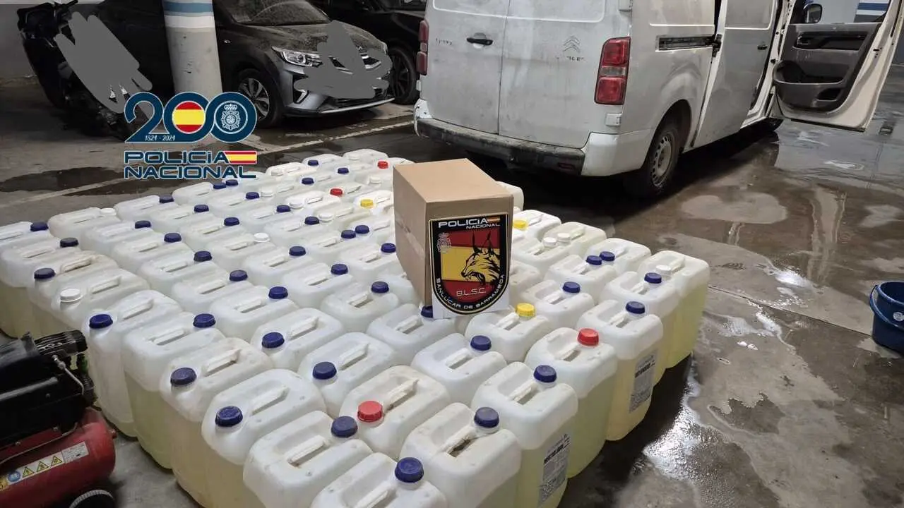 Petacas de combustible con 2.250 litros intervenidos por la Polic&iacute;a Nacional en Sanl&uacute;car de Barrameda (C&aacute;diz)