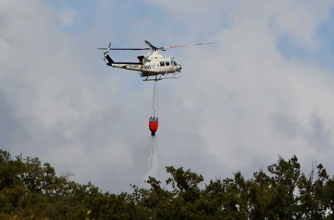 Un helic&oacute;ptero trabaja en las labores de extinci&oacute;n, a 10 de agosto de 2026, en Castell&oacute;n, Comunidad Valenciana (Espa&ntilde;a). 