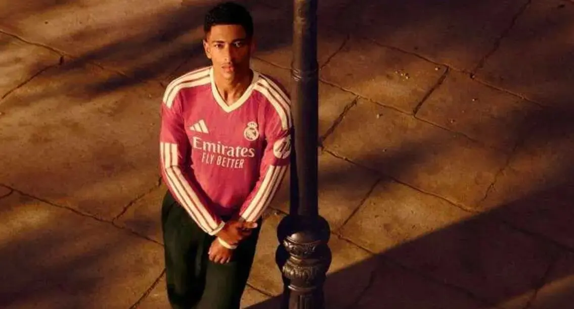 Bellingham con la nueva eqipaci&oacute;n rosa del Real Madrid