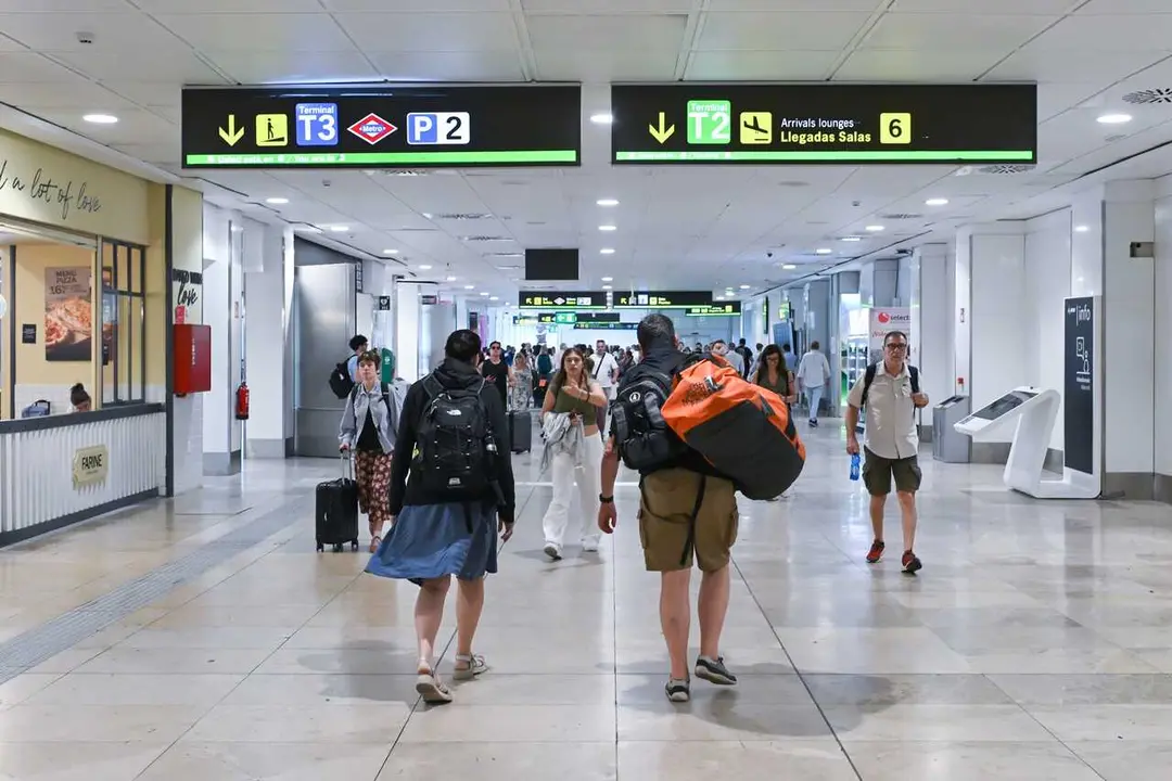 Varias personas en la zona de llegadas de la T2 del aeropuerto de Madrid.