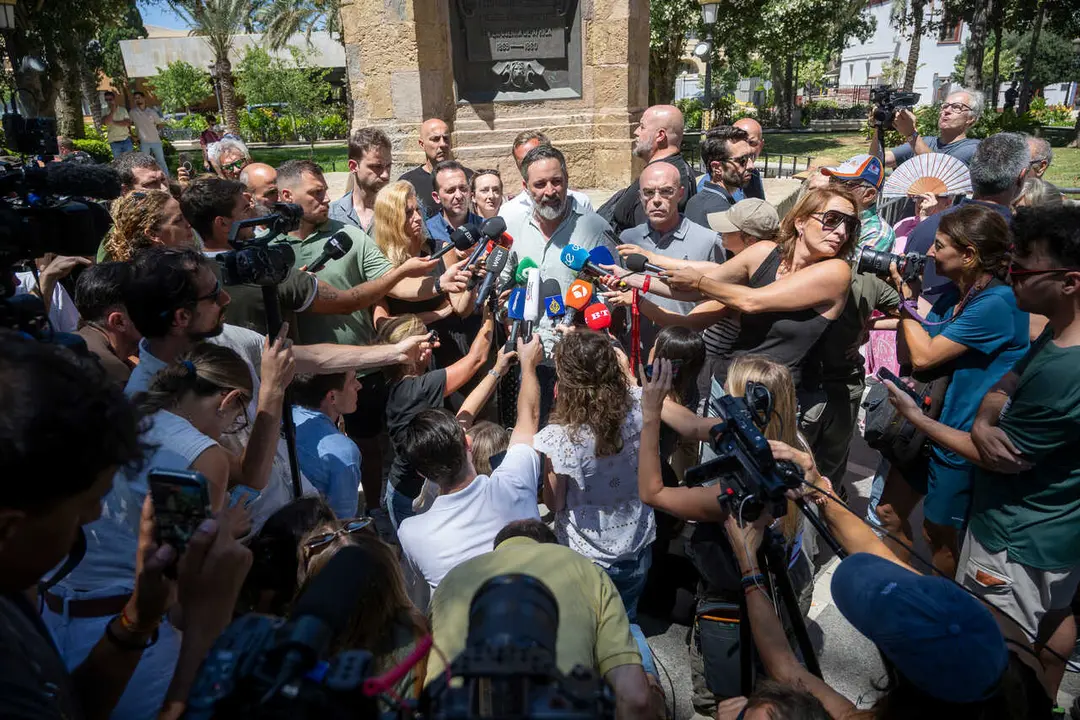 El presidente de VOX, Santiago Abascal, atiende a los medios, en la plaza de &Aacute;frica, a 2 de agosto de 2026, en Ceuta (Espa&ntilde;a). El presidente de VOX se encuentra en Ceuta para abordar las consecuencias de la crisis migratoria.