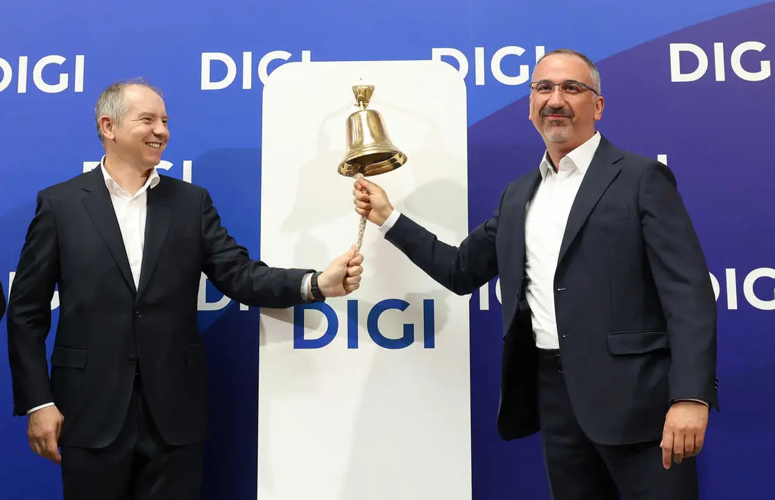 El consejero delegado de DIGI, Marius Varzaru (d), durante la celebraci&oacute;n del tradicional acto del toque de campana con motivo del debut de la compa&ntilde;&iacute;a de telecomunicaciones Digi en la Bolsa espa&ntilde;ola, a 16 de julio de 2026, en Madrid (Espa&ntilde;a). Este aconte