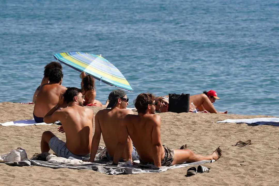 Archivo - Las playa de la costa de M&aacute;laga se llenan de personas en este inicio del mes de Octubre. Las altas temperaturas, provocada por un anticicl&oacute;n, dejar&aacute; un fin de semana caluroso con m&aacute;ximas de 34 grados, a 4 de octubre de 2024 en M&aacute;laga (Andaluc&iacute;a,