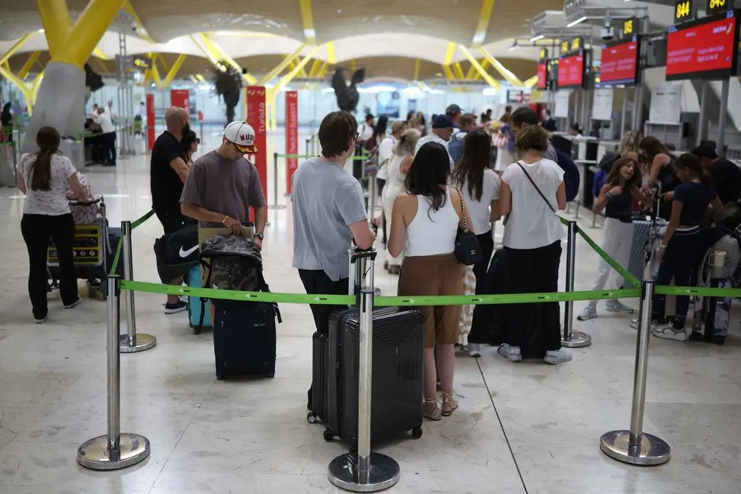 Varias personas en el Aeropuerto Adolfo Su&aacute;rez Madrid-Barajas, a 31 de julio de 2026, en Madrid (Espa&ntilde;a). 