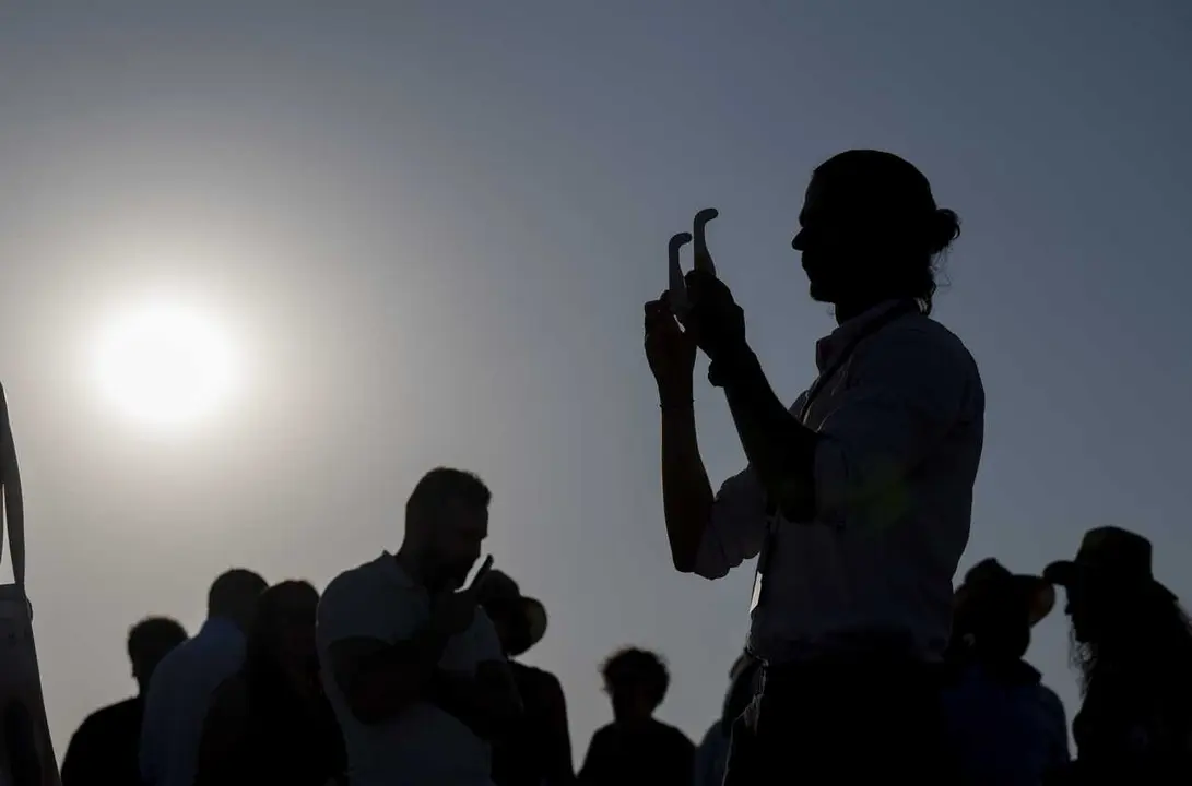 Varias personas durante el Eclipse total de Sol, en el Observatorio de Yebes, a 12 de agosto de 2026, en Yebes, Guadalajara, Castilla-La Mancha (Espa&ntilde;a). 