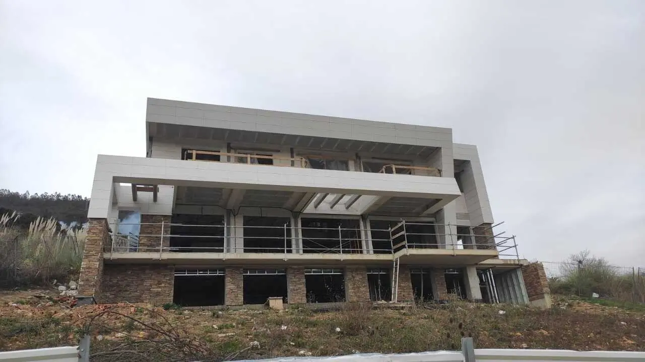 Archivo - Chalet en obras en la falda del Naranco.