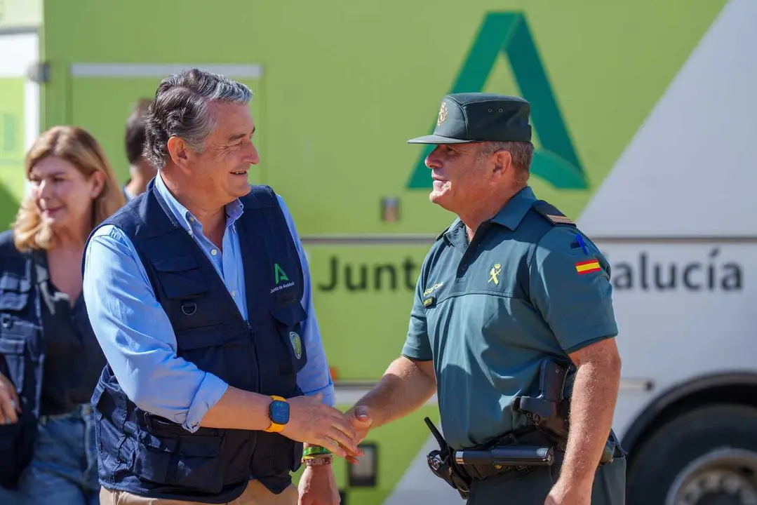 El vicepresidente primero y consejero de la Presidencia, Sanidad y Emergencias, Antonio Sanz, saluda a un agente de la Guardia Civil en el PMA del incendio de Niebla.